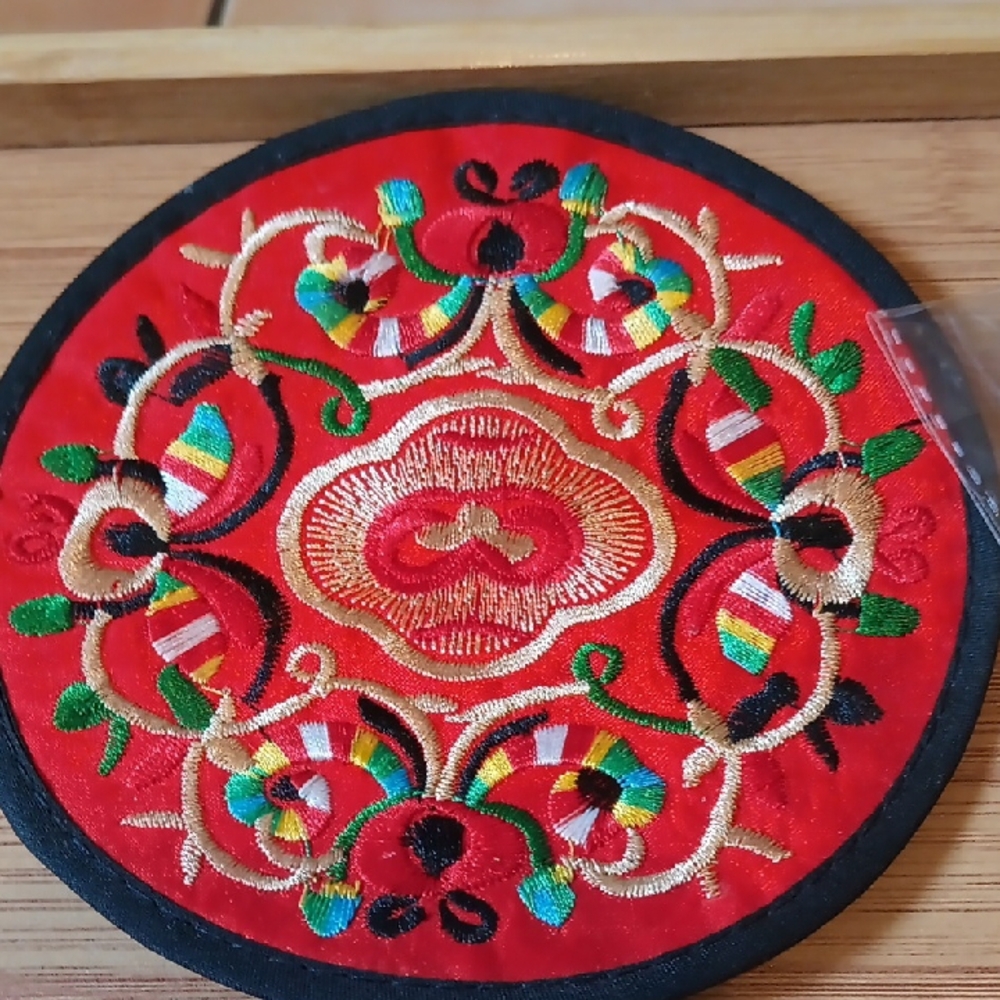 Source Unknown Red and Green Kitchen Linens - Picture 2 of 3
